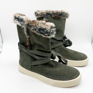 NEW TOMS SUEDE WINTER BOOTIE NWOT Size 6